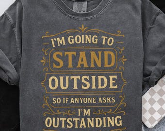 Ich werde draußen stehen, wenn jemand fragt, ich bin hervorragend Png, Sublimationsdesign, lustige Zitate T-Shirt Design, sofortiger digitaler Download