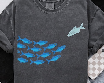 Fische schwimmen gegen den Strom im Meer PNG, Sublimationsdesign, Schwarmfisch-T-Shirt-Design, der Auserwählte PNG, sofortiger digitaler Download