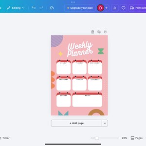 Może przedstawiać: Biały ceramiczny kubek z czarnym uchwytem i napisem "But First, Coffee" czarną, pogrubioną czcionką. Kubek stoi na białej powierzchni. Kubek ma około 10 cm wysokości.