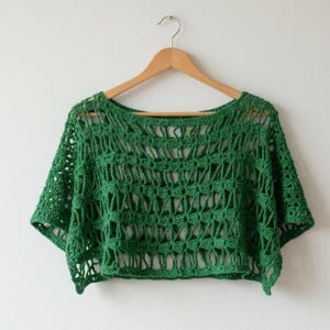 Puede incluir: Una taza de cerámica blanca con un asa negra y el texto "But First, Coffee" en negrita negra. La taza está llena de un líquido oscuro, probablemente café, y se encuentra sobre una superficie clara.