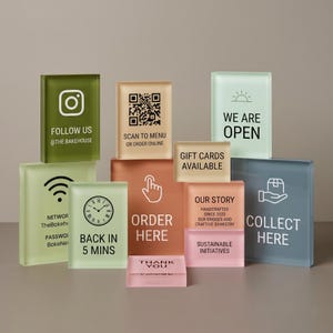 以下が含まれることがあります： パステルカラーの長方形のアクリルサインのコレクション。Follow Us、Scan to Menu、We Are Open、Gift Cards Available、Network、Back in 5 Mins、Order Here、Our Story、Collect Here、Thank Youなどのアイコンとテキストが印刷されています。