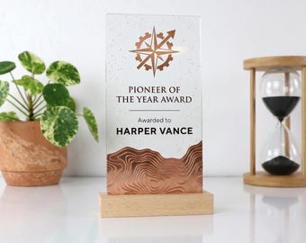 Custom Corporate Award met logo, plaquette met waardering van werknemers, gepersonaliseerde acryltrofee met houten basis, leiderschapscadeau, Pioneer Award