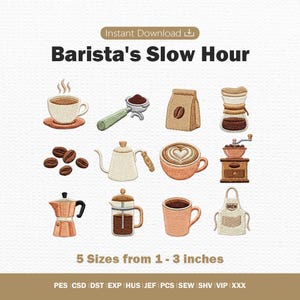 Puede incluir: Un conjunto de diseños de bordado titulado Barista's Slow Hour que presenta doce iconos con temática de café, incluyendo tazas, un portafiltro, una bolsa de café, una tetera, un molinillo, una cafetera moka, una prensa francesa y un delantal.