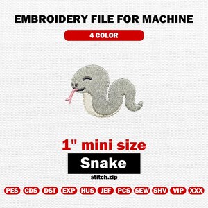 Op de afbeelding: Een borduurbestand voor machinaal gebruik met een grijs slangenontwerp met een roze tong. De tekst luidt "1" mini size Snake" en "4 COLOR". Het ontwerp is ongeveer 2,5 cm groot.
