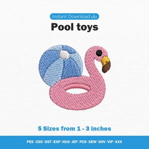 Op de afbeelding: Een borduurontwerp met een roze flamingo zwemband en een blauw met witte gestreepte strandbal. De tekst luidt Instant Download, Pool toys en 5 Sizes from 2,54 - 7,62 cm, met een lijst van bestandsformaten waaronder PES, CSD, DST, EXP, HUS, JEF, PCS, SEW, SHV, VIP en XXX.
