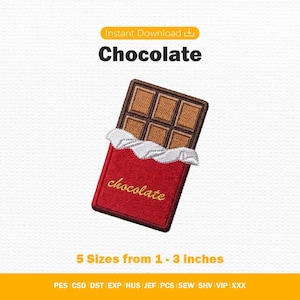 Può includere: Un disegno da ricamo di una tavoletta di cioccolato con motivo a griglia marrone, una piega dell'involucro bianca e una sezione inferiore rossa con la parola chocolate in corsivo dorato. Il testo Instant Download e 5 Sizes from 2.5 - 7.6 cm è visibile.