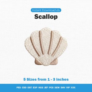 Op de afbeelding: Een borduurontwerp van een sint-jakobsschelp in crème en lichtbruin garen. De tekst luidt Instant Download, Scallop en 5 Sizes from 2,54 - 7,62 cm, met de bestandsformaten PES, CSD, DST, EXP, HUS, JEF, PCS, SEW, SHV, VIP en XXX eronder.