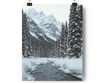 Giclée kunstprint van een besneeuwd bergrivierlandschap | Fotografie van een winters dennenbos