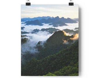 Giclée kunstprint van een zonsopgang in de mistige bergen | Landschap met mistige bergtoppen