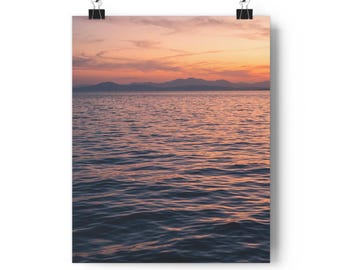Muurdecoratie met een zonsondergang boven de oceaan en een zeegezicht