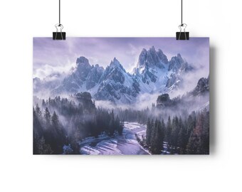 Giclée kunstprint van een mistig paars berglandschap | Snowy Pines River