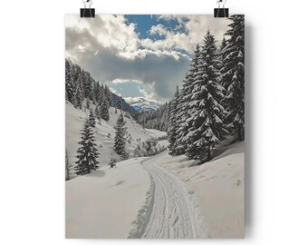 Giclée kunstprint van een besneeuwd bergpad | Winterlandschap, dennenbomen
