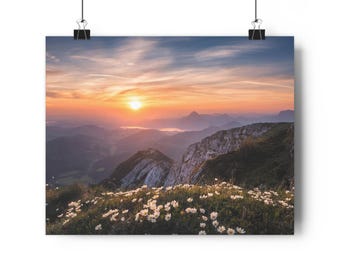 Muurdecoratie met zonsondergang in een bergweide