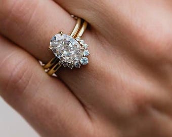 Conjunto de anillos de boda de moissanita ovalada "Crushshed Ice" de 2,50 quilates, alianza a juego de moissanita redonda, joyería nupcial en oro amarillo de 14 quilates.