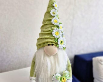 Spring Daisy Easter Gnome