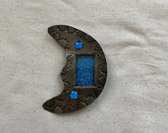 Moon shaped nicho magnet with royal blue backing