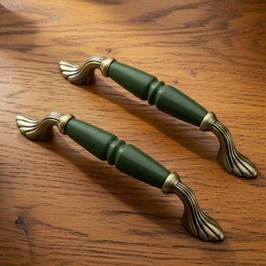 Tirador de cajón de metal dorado antiguo - porcelana verde opaca de 96 mm / Tirador de armario vintage, pomo de mueble, herrajes decorativos para el hogar y la oficina.