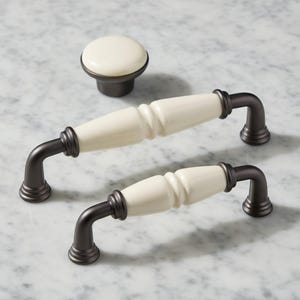 Maniglie e pomelli per mobili in metallo porcellanato color crema e fumé – Pomelli per cassetti da 96 mm/128 mm, accessori di tendenza per l'arredamento moderno.