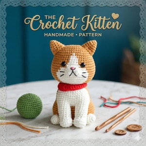 Puede incluir: Un gatito tejido a mano con pelaje naranja y blanco, con una bufanda roja. La imagen incluye una bola tejida verde, ganchillos y botones de madera. El texto "The Crochet Kitten Handmade Pattern" se muestra en la parte superior.