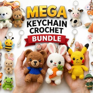 Op de afbeelding: Een verzameling kleurrijke, gehaakte sleutelhanger-speeltjes, waaronder een beer, een konijn, Pikachu en andere dieren. De afbeelding bevat de tekst "MEGA KEYCHAIN CROCHET BUNDLE" in geel en zwart.