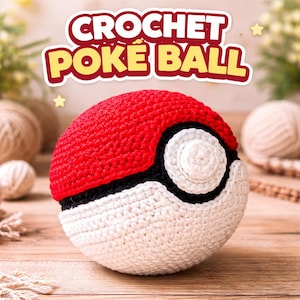 Op de afbeelding: Een gehaakte Pokébal in rood, wit en zwart. De bovenste helft is rood, de onderste helft is wit en een zwarte streep scheidt de twee. Het midden heeft een witte cirkel met een kleinere witte cirkel erin. De tekst "CROCHET POKE BALL" staat bovenaan.
