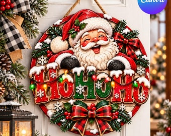 Puede incluir: Un letrero de puerta navideño redondo de madera con un Santa Claus sonriente con barba blanca, gorro rojo y guantes negros. El letrero muestra el texto HOHOHO en letras rojas y verdes, decorado con copos de nieve, ramas de pino y un lazo de cuadros rojo.