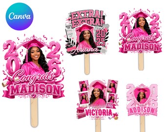 Puede incluir: Cinco plantillas editables de abanicos de graduación con diseños en rosa y fotos de graduados con toga y birrete. Los gráficos incluyen textos como Extra Extra, Class of 2025, 2026, Congrats y nombres como Madison, Ariana, Victoria y Addison.
