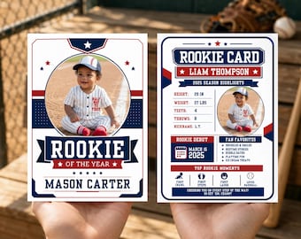 Puede incluir: Una tarjeta de novato con temática de béisbol con la foto de un bebé en uniforme. El frente muestra el nombre Mason Carter y el texto Rookie of the Year. El reverso enumera estadísticas para Liam Thompson, incluyendo 73,66 cm de altura y 12,25 kg de peso.