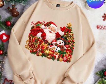 Puede incluir: Una sudadera beige de cuello redondo con un estampado gráfico central de Santa Claus, un muñeco de nieve y un osito de peluche rodeados de regalos de Navidad, un árbol decorado y un trineo dorado sobre una tela de color claro.