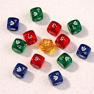 Puede incluir: Una colección de dados coloridos para juegos de mesa. Los dados son de varios colores, incluyendo rojo, verde, azul y amarillo. Cada dado tiene símbolos y números blancos. La imagen muestra una variedad de dados, incluyendo dados de seis y doce caras.