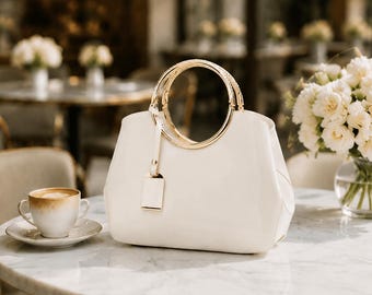 Bolso tote de charol con asa de anilla / Elegante bolso de noche con detalles dorados