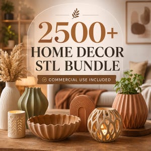 Pode incluir: Um gráfico digital com o texto 2500+ HOME DECOR STL BUNDLE e COMMERCIAL USE INCLUDED. Abaixo do texto estão vários itens de decoração, incluindo um vaso branco canelado, um vaso verde, uma tigela ondulada, um arco e um castiçal de treliça.