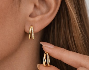 ダブルフープハギーピアス、ダイヤモンドハギーピアス、繊細なフープピアス、ブライズメイド、ウェディングピアス、普段使いのピアス、母の日ギフト