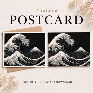 以下が含まれることがあります： 大きな波と山の白黒イラストが描かれた2枚のポストカード。 「POSTCARD」の文字が、ポストカードの上に大きく太字で印刷されています。