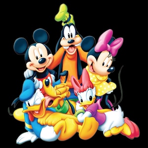 Puede incluir: Ilustraci&oacute;n colorida de los personajes de Disney Mickey Mouse, Goofy, Minnie Mouse, Donald Duck, Daisy Duck y Pluto sobre un fondo negro. Mickey Mouse sonr&iacute;e, Goofy se r&iacute;e y Minnie Mouse lleva un lazo rosa.