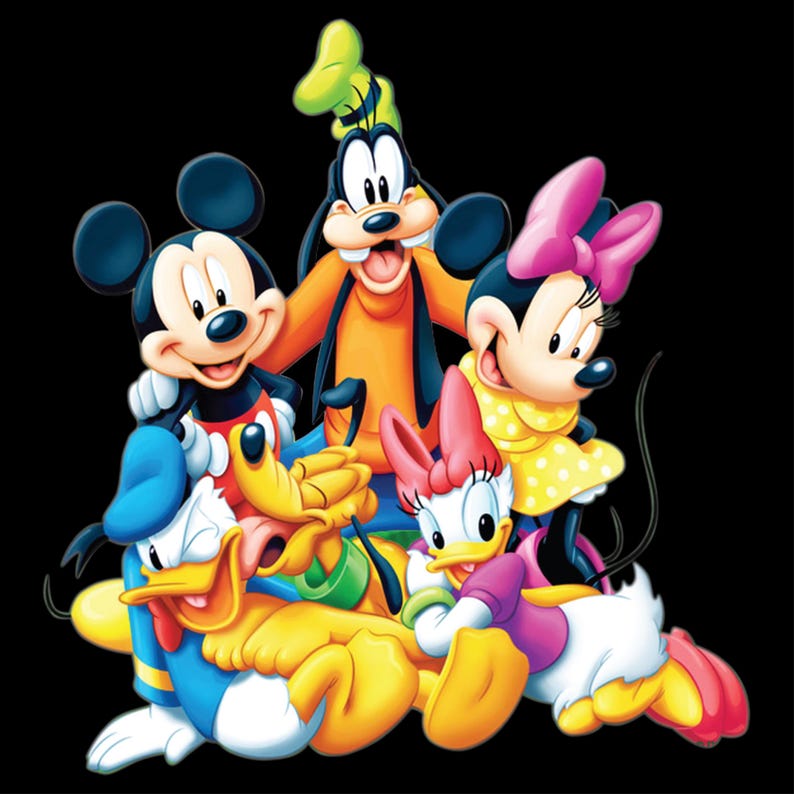 Puede incluir: Ilustraci&oacute;n colorida de los personajes de Disney Mickey Mouse, Goofy, Minnie Mouse, Donald Duck, Daisy Duck y Pluto sobre un fondo negro. Mickey Mouse sonr&iacute;e, Goofy se r&iacute;e y Minnie Mouse lleva un lazo rosa.