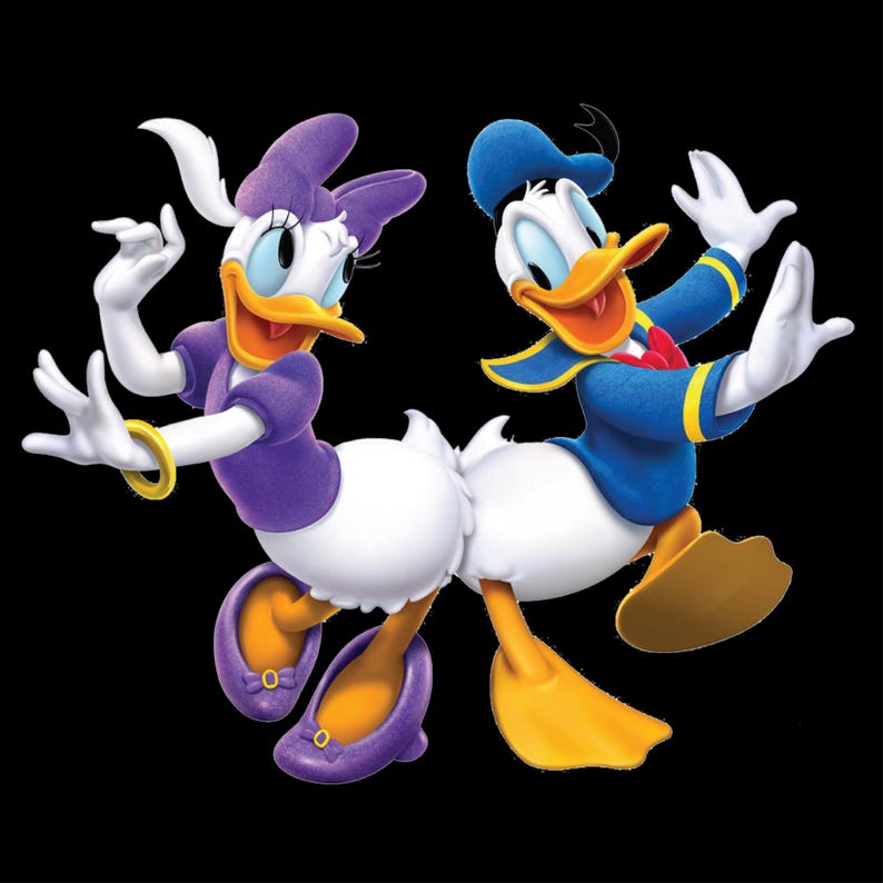 Puede incluir: Imagen de dibujos animados de Pato Donald y Daisy, ambos con cuerpos blancos, picos y pies amarillos, y vistiendo ropa. El Pato Donald lleva un traje de marinero y un sombrero azules, mientras que Daisy lleva un vestido y zapatos morados. Ambos sonr&iacute;en y tienen los brazos levantados.