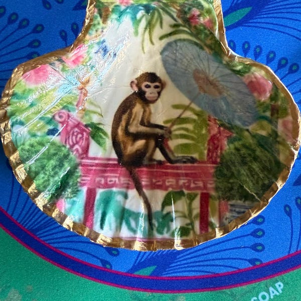 Mahjong Jakobsmuschel-Würfelschale oder Wandspielschale - passend zu Ihrer Matte !! Natürliche Muschel Affe mit rosa Regenschirm