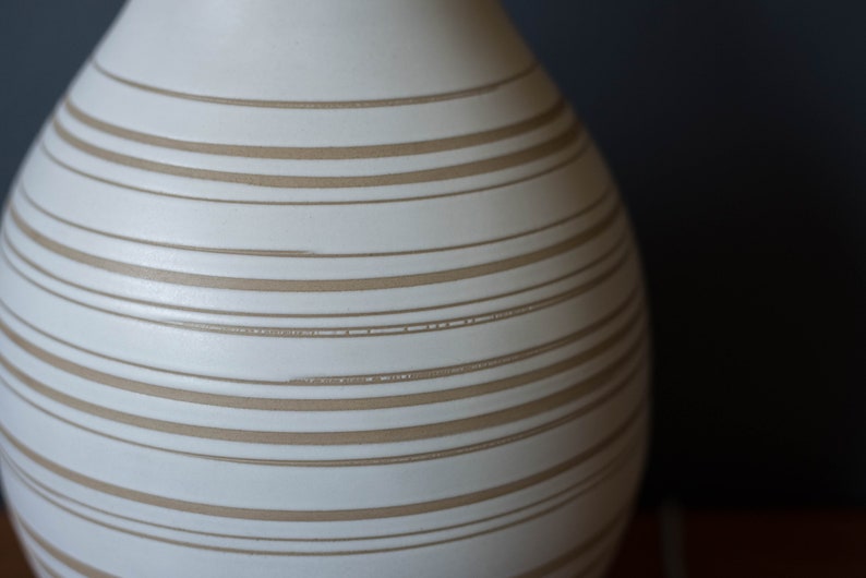 Vintage Sculptural Matte White Incised Martz Pottery Lamp for Marshall Studios image 6