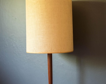 Lámpara de mesa escultural de teca de mediados de siglo con base de hierro y trípode