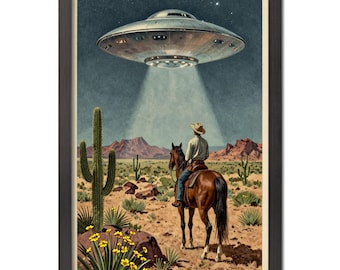 Puede incluir: Impresión artística enmarcada que representa a un vaquero a caballo en un paisaje desértico, iluminado por un haz de luz de un OVNI flotante. La obra presenta cactus, montañas y un cielo estrellado, con una estética vintage.