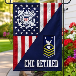 Pode incluir: Uma bandeira de jardim retangular com um design dividido. O canto superior esquerdo mostra o emblema da Guarda Costeira dos EUA sobre estrelas e listras. O canto inferior direito é azul escuro com a insígnia de CMC e o texto CMC RETIRED.