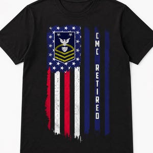 Peut inclure: Un t-shirt noir à manches courtes avec un graphisme vieilli représentant un drapeau américain, l'insigne de Command Master Chief de l'US Navy dans le champ bleu et le texte vertical CMC RETIRED imprimé en blanc sur une bande bleue.