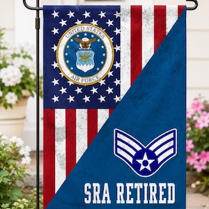 Könnte beinhalten: Eine rechteckige Gartenflagge mit geteiltem Design. Die linke Seite zeigt das Emblem der US Air Force auf einem Hintergrund mit Sternen und Streifen. Die rechte Seite ist einfarbig blau mit einem weißen Senior Airman Rangabzeichen und dem Text SRA RETIRED.