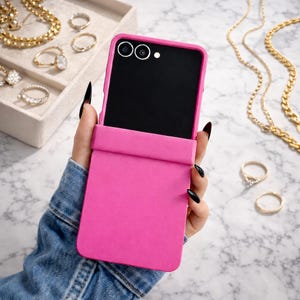 Puede incluir: Un letrero de madera rústica con el texto "Welcome to our home" en letras blancas. El letrero presenta un acabado envejecido y un diseño simple y acogedor, perfecto para la decoración de la entrada.