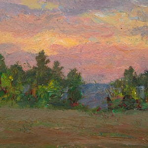 Peut inclure: Une peinture à l'huile sur toile représentant un paysage au coucher du soleil. Le premier plan présente un champ plat et brun. Le plan intermédiaire montre une ligne dense d'arbres verts. Le ciel est rempli de coups de pinceau texturés de rose, orange et violet.