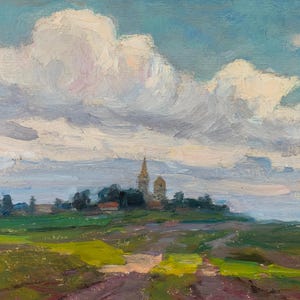Puede incluir: Una pintura al óleo que representa un paisaje rural bajo un vasto cielo azul nublado. A lo lejos, un pequeño pueblo con un prominente campanario de iglesia se asienta sobre una colina verde, dominando campos de tonos amarillos y tierra.