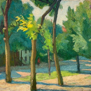 Op de afbeelding: Olieverfschilderij van een parkscène met hoge bomen en weelderig groen gebladerte. Het kunstwerk toont een pad, een glimp van een gebouw en een figuur in de verte. Het kleurenpalet omvat groen, bruin en geel.