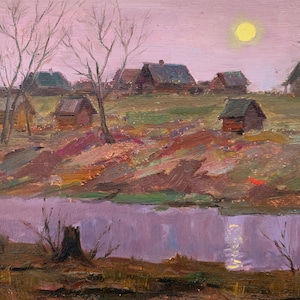 Puede incluir: Una pintura al óleo que representa un paisaje rural con un río tranquilo en primer plano que refleja un sol amarillo pálido. Varias casas pequeñas de madera con techos oscuros se encuentran dispersas en una colina bajo un cielo rosado.