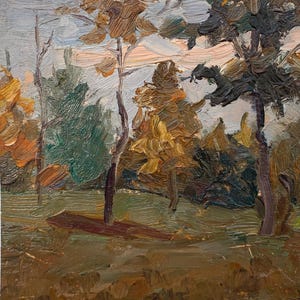 Puede incluir: Una pintura al óleo sobre lienzo que representa un paisaje con pinceladas gruesas y visibles. La escena muestra árboles con follaje de tonos otoñales en matices de amarillo, naranja y marrón oscuro, sobre un cielo pálido y un campo de hierba.
